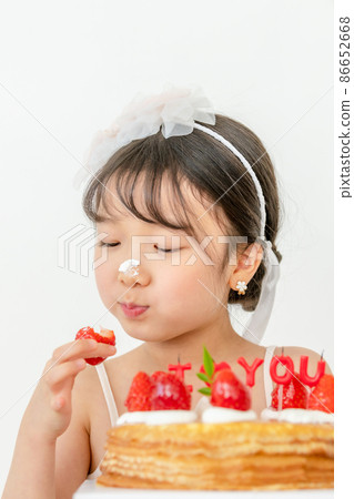 kids lifestyle birthday cake celebration 86652668