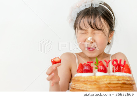 kids lifestyle birthday cake celebration kids lifestyle birthday cake celebration 86652669