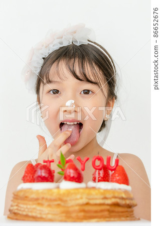 kids lifestyle birthday cake celebration 86652676