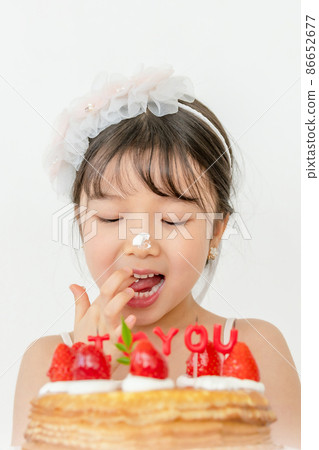 kids lifestyle birthday cake celebration kids lifestyle birthday cake celebration 86652677