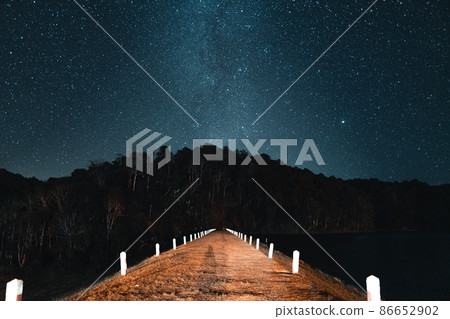 Reservoir and raft pier at night 86652902