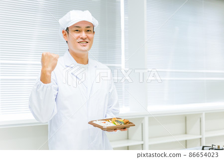 A man cook making a lunch box 86654023