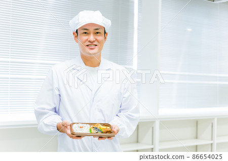 A man cook making a lunch box 86654025