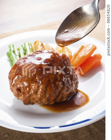 Sprinkle the sauce on the hamburger steak 86654820