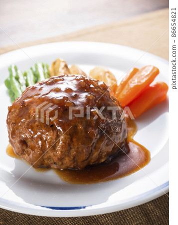 將醬汁灑在漢堡牛排上 86654821