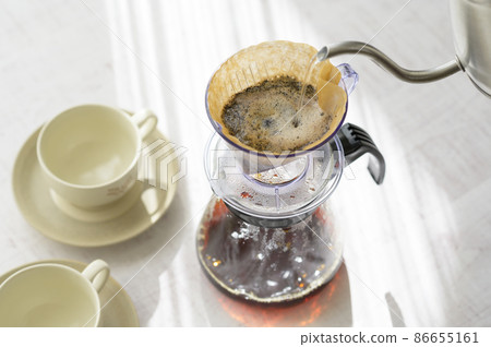 Make coffee with a hand drip 86655161