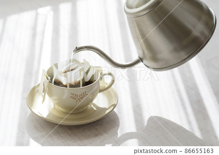 Make coffee with a hand drip (drip bag) Make coffee with a hand drip (drip bag) 86655163