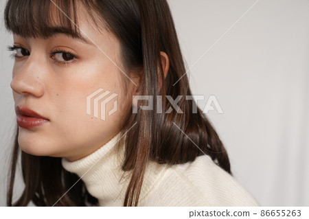 穿簡單高領毛衣的女性 穿簡單高領毛衣的女性 86655263