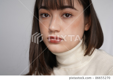 穿簡單高領毛衣的女性 穿簡單高領毛衣的女性 86655270
