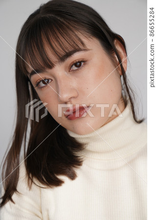 穿簡單高領毛衣的女性 穿簡單高領毛衣的女性 86655284