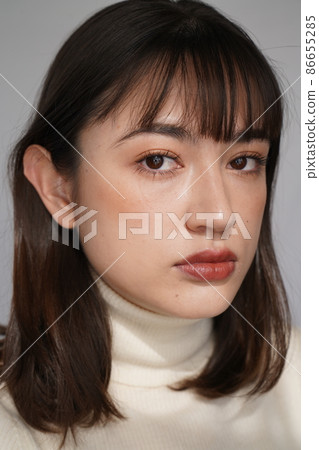 穿簡單高領毛衣的女性 86655285