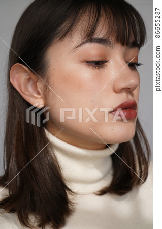 穿簡單高領毛衣的女性 穿簡單高領毛衣的女性 86655287