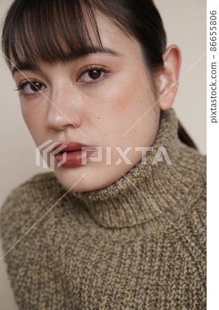 一個穿著毛衣的女人的陰影肖像 一個穿著毛衣的女人的陰影肖像 86655806