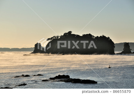 View of Kowloon Island from the beach of Koza (sea fog) [Kushimoto Town, Wakayama Prefecture] 86655870