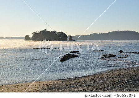 View of Kowloon Island from the beach of Koza (sea fog) [Kushimoto Town, Wakayama Prefecture] 86655871