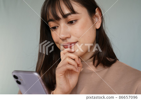 使用智慧型手機的女人 使用智慧型手機的女人 86657096