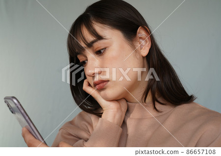 使用智慧型手機的女人 86657108