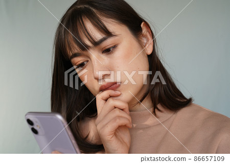 使用智慧型手機的女人 86657109