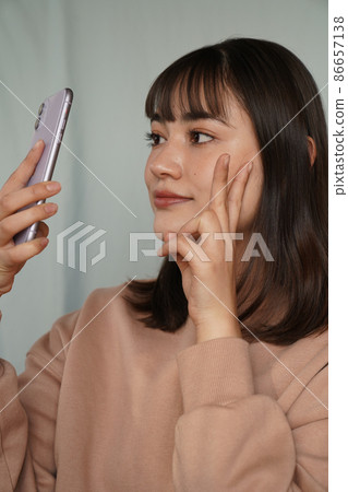 使用智慧型手機的女人 使用智慧型手機的女人 86657138
