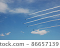 一架飛機在天空中編隊飛行 86657139