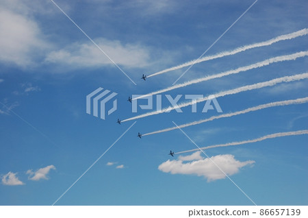 一架飛機在天空中編隊飛行 一架飛機在天空中編隊飛行 86657139