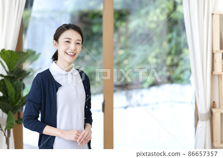 Young female caregiver 86657357