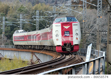 The Hakubi Line Limited Express Yakumo is a 381 series pendulum train. 86658574
