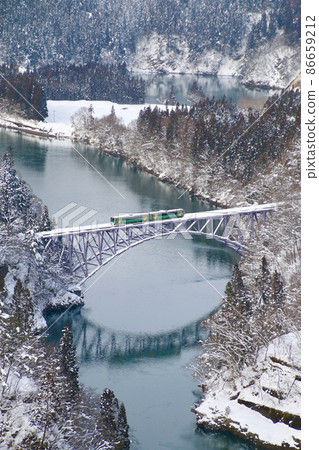 冬季只見線、只見川第一橋（福島縣三島町） 86659212