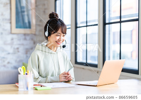 Young woman having a web conference on telework Young woman having a web conference on telework 86659605