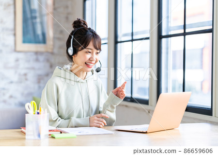Young woman having a web conference on telework 86659606
