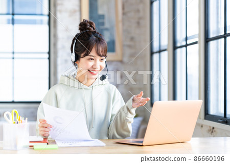 Young woman having a web conference on telework 86660196
