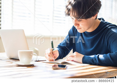 男性遠程工作在線學習 86660415