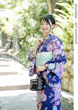A woman sightseeing in Kyoto in a yukata 86660569