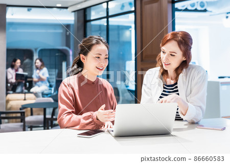 Business scene of two women Shooting cooperation: WEEK Shibadaimon (Sun Frontier Fudousan) 86660583
