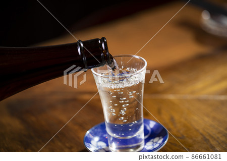 Sake pouring 2 Sake pouring 2 86661081