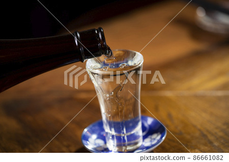 Sake pouring 3 Sake pouring 3 86661082