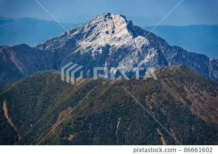 Autumn-colored Mt. Kaikoma seen from the summit of Mt. Kitadake in the Southern Alps 86661602