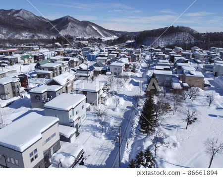 Residential area the day after heavy snowfall (aerial view) 86661894