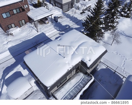 Roof the day after heavy snowfall (aerial view) 86661895
