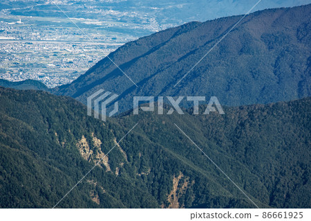 從南阿爾卑斯北嶽山頂看到的夜叉神峠和甲府盆地街景 從南阿爾卑斯北嶽山頂看到的夜叉神峠和甲府盆地街景 86661925