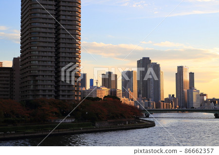 High-rise condominiums leading from Tsukuda Island to Tsukishima and the evening view of the Sumida River 86662357