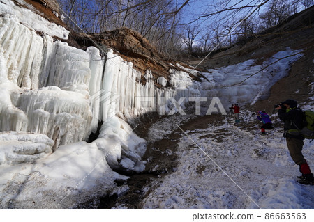 Kasu川上結冰的小瀑布，從群馬縣赤木山Konuma流出的河流及其周圍的冰瀑 86663563