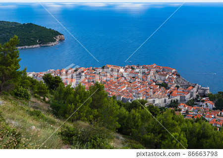 從通往克羅地亞 Srđ 山山頂的路上看到的杜布羅夫尼克老城 86663798