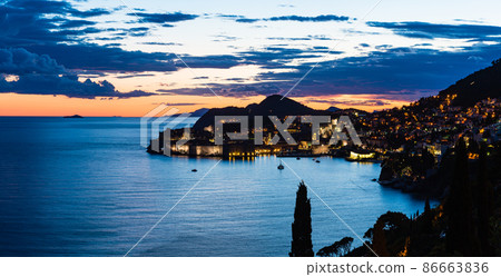克羅地亞杜布羅夫尼克老城的夜景和日落時的橙色天空 86663836