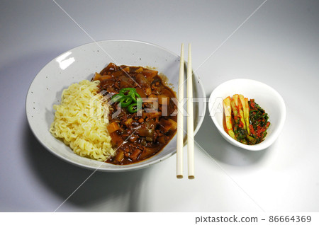 炸醬麵和蔥泡菜 炸醬麵和蔥泡菜 86664369