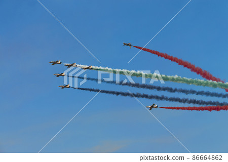 UAE Air Force Acrobat Team "Al Fulsan" Color Smoke UAE Air Force Acrobat Team "Al Fulsan" Color Smoke 86664862
