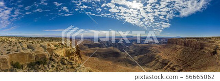 View over San Juan river canyon in Utah from Muley Point near Monument Valley with spectacular cloud formation 86665062
