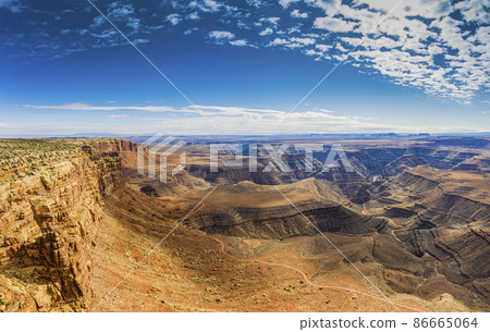 View over San Juan river canyon in Utah from Muley Point near Monument Valley with spectacular cloud formation 86665064