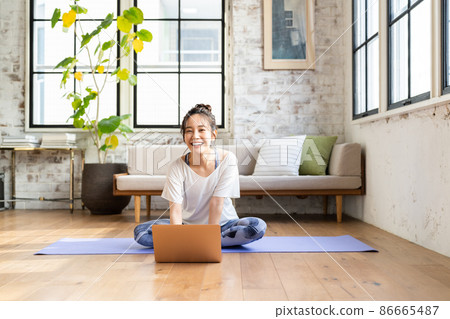 在家做網上瑜伽的少婦 在家做網上瑜伽的少婦 86665487