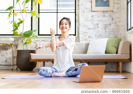 在家做在線瑜伽的年輕女子 86665808